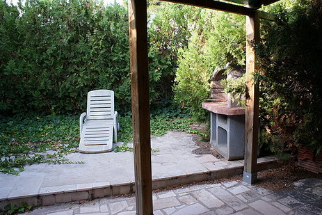 terraza de atrás con barbacoa - chalet en peñiscola