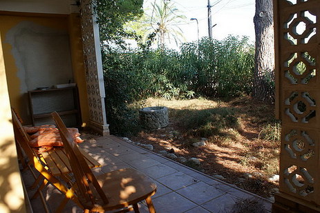 terraza de delante y jardín - chalet peñiscola